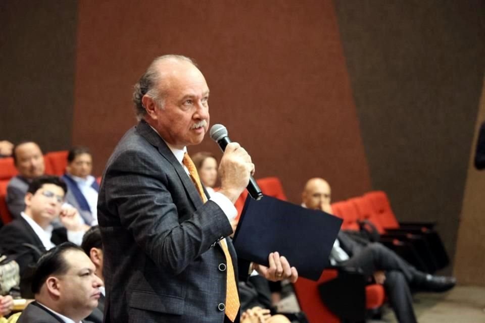 Javier Navarro acudió al conversatorio, en el que participaron especialistas en derecho constitucional.