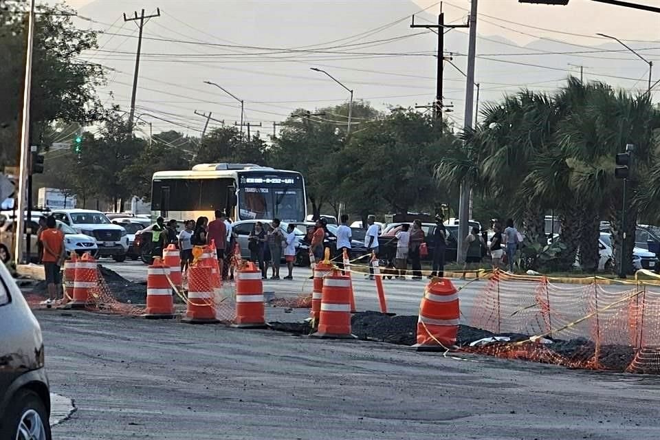 Alrededor de cien vecinos cerraron la vía generando caos vial en el sector.