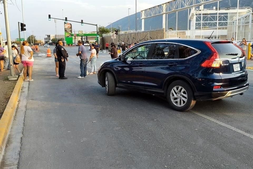 Alrededor de cien vecinos cerraron la vía generando caos vial en el sector.