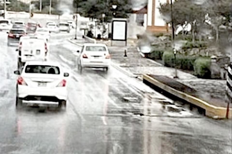 El drenaje pluvial construido (arriba) en la Av. Constitución fue rebasado por las lluvias del martes provocando una inundación.