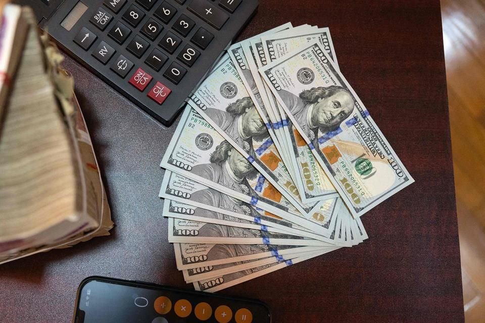 El dólar de Washington en los cruces al mayoreo entre bancos, casas de bolsa, casas de cambio, empresas y particulares vio un revés de 2.77 centavos para ofrecerse a 18.2826.