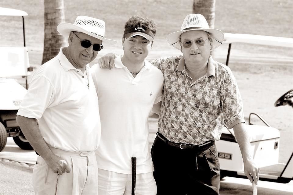 2005. Una de sus aficiones preferidas fue el golf. Esta foto se la tomaron cuando jugó en el Club Tres Vidas, junto a Alfonso Pandal y Fernando Santos.