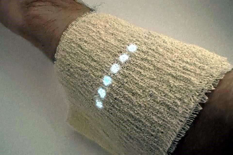 Un vendaje inteligente en desarrollo utiliza pequeñas luces LED para emitir luz ultravioleta C, con el objetivo de esterilizar una herida a medida que sana.