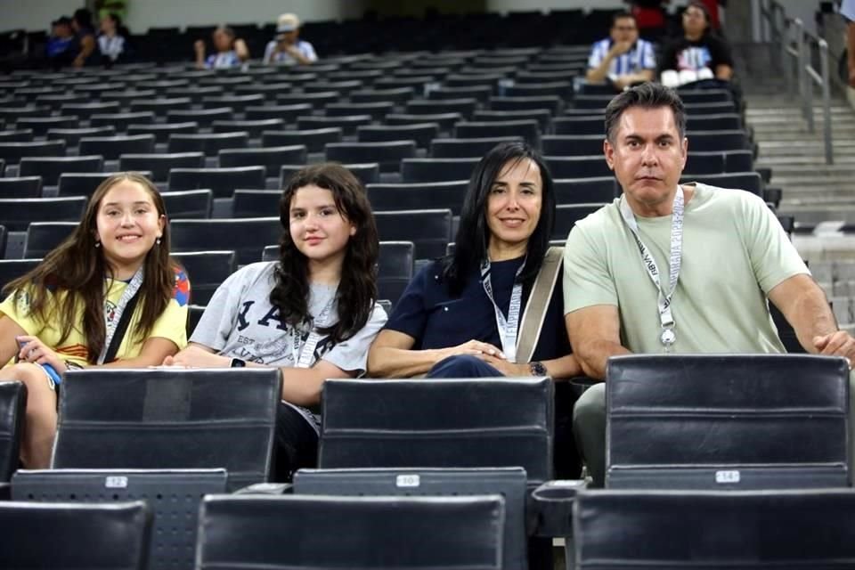 Mareifer Velez, Alondra Martinez, Norva Velñaz y Alex Elias