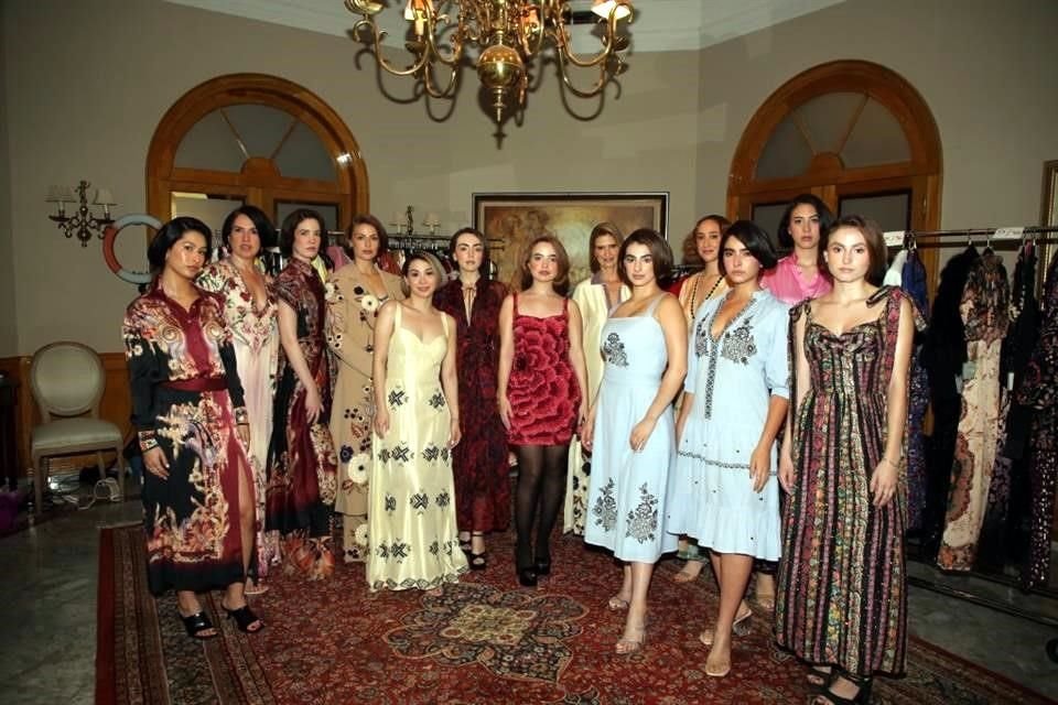 Participantes que modelaron las nuevas tendencias para la temporada de verano, otoño e invierno del diseñador hindú Vidur Adlakha.