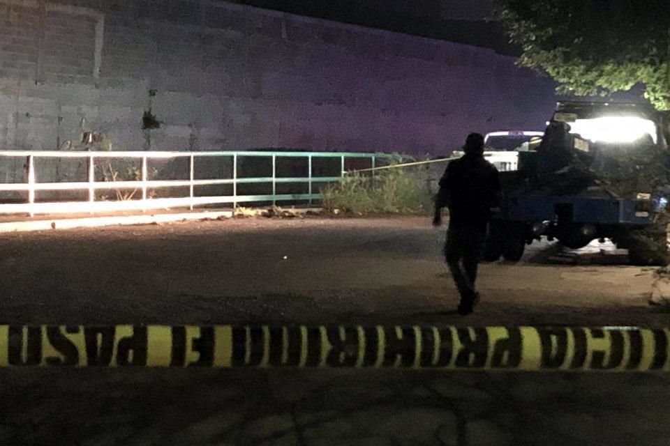 Policías de Guadalupe encontraron el cuerpo envuelto en una cobija roja y emplayado.