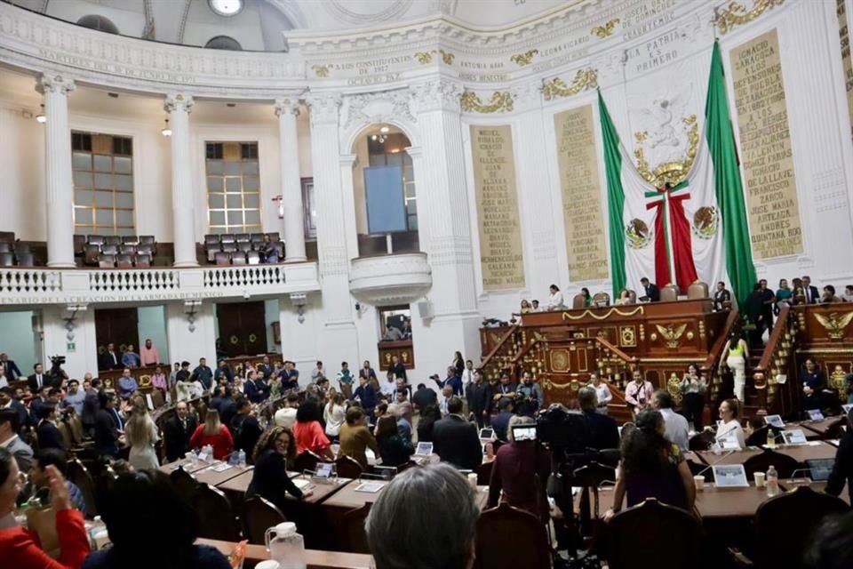 Pese al poco trabajo legislativo, los diputados terminaron ayer sus periodos entre aplausos hacia ellos mismos.