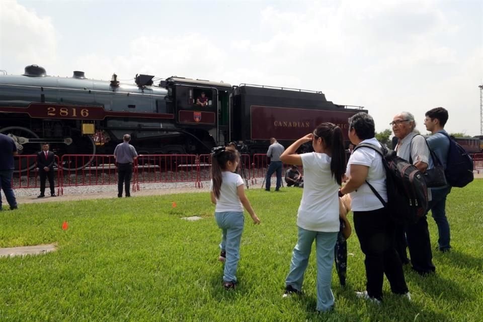 Los regiomontanos pudieron tomar fotos de la locomotora y escuchar su silbato histórico.