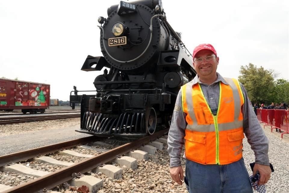 El maquinista Jonathan Morris dijo estar sorprendido de la emoción con la que recibieron al tren que data de 1930.