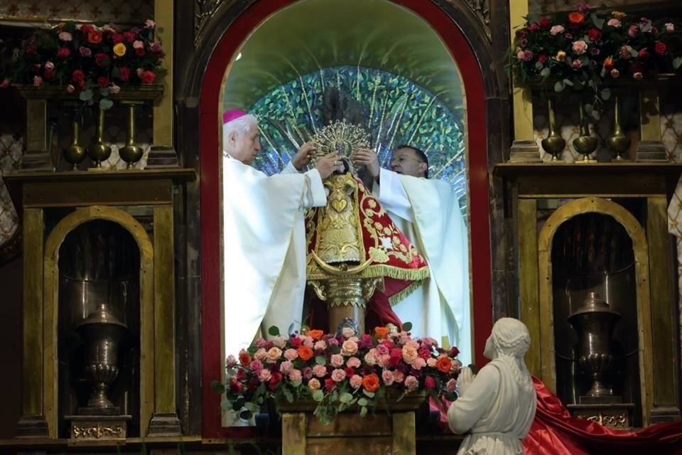 El Arzobispo Rogelio Cabrera López (izq.) y el Nuncio Joseph Spiteri colocaron la nueva corona a la Virgen del Roble.