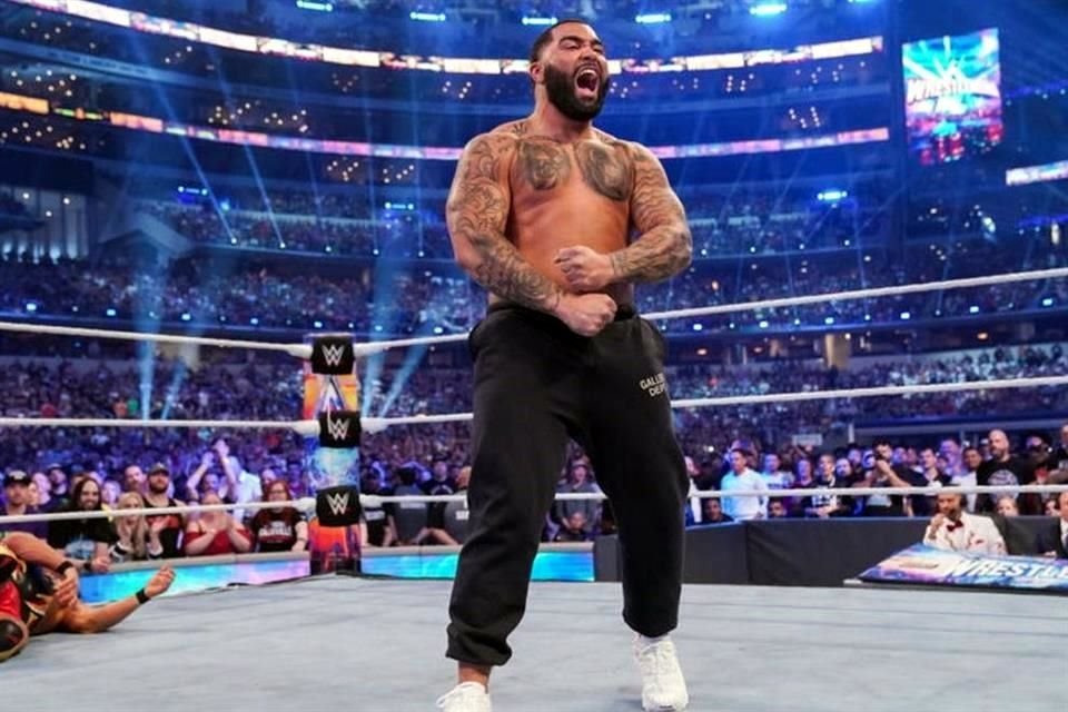 El campeón olímpico deja la WWE para enrolarse con los Bills de Buffalo de la NFL.