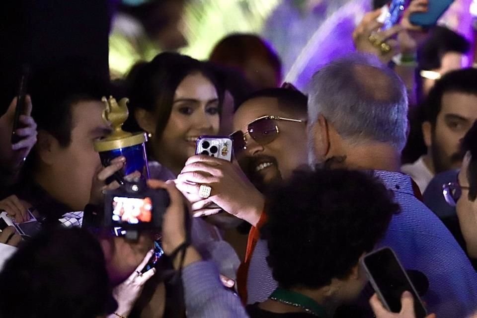 Will Smith aprovechó su visita para tomarse fotos con sus fans.