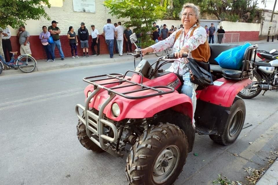 Orgullosa y dicharachera, Yolanda Montaño llegó a votar a las 7:00 horas en su cuatrimoto a la sección 3452 en Santa Cruz del Valle, Tlajomulco. La señora de 62 años fue la primera persona en la fila.