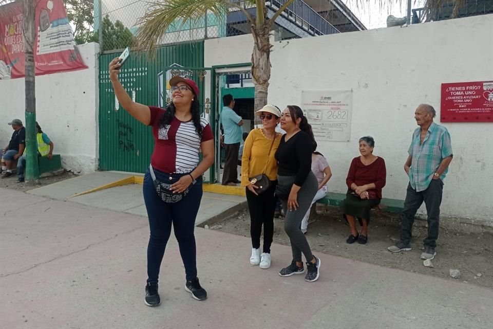 'Movilizadoras' de Morena se toman una selfie en la casilla para probar que están revisando las actividades.