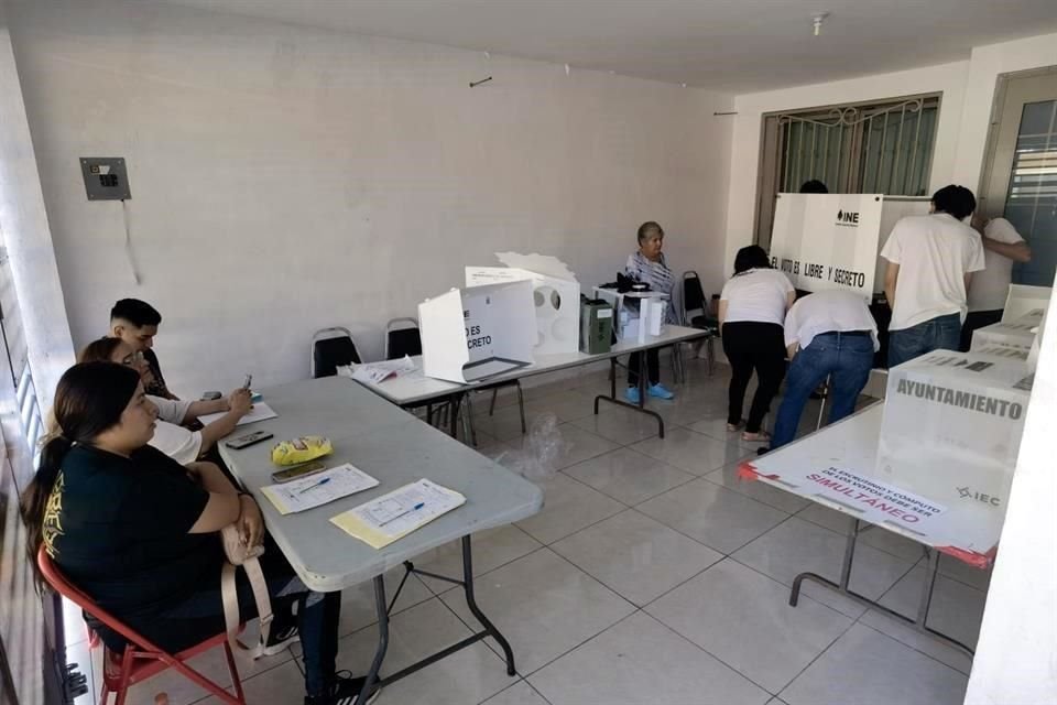 Los funcionarios de la Sección 953 trabajaban a las 8:15 horas en abrir la casilla para votación.