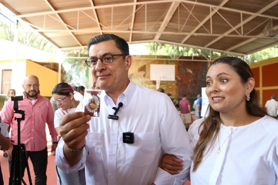 José María Martínez, candidato a la Presidencia Municipal de Guadalajara, acompañado de su esposa Nadia eligió su voto en la sección 0869 en la Escuela Secundaria General 40 de la Colonia Miravalle.