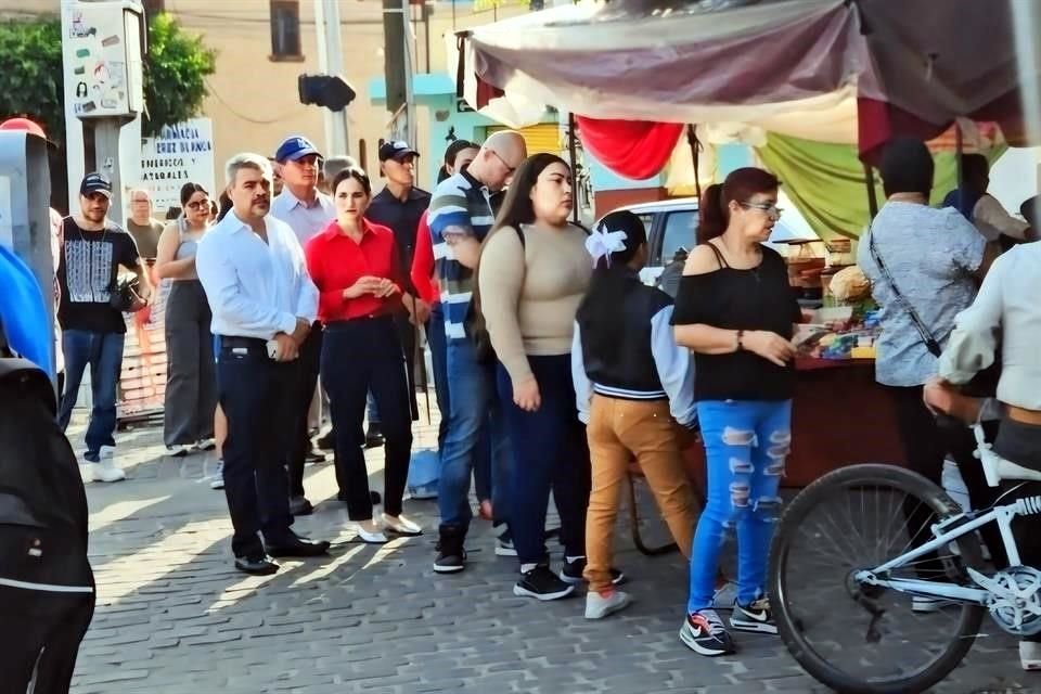 Oswaldo Bañales, candidato de Fuerza y Corazón por México, haciendo fila para ejercer su derecho al voto.