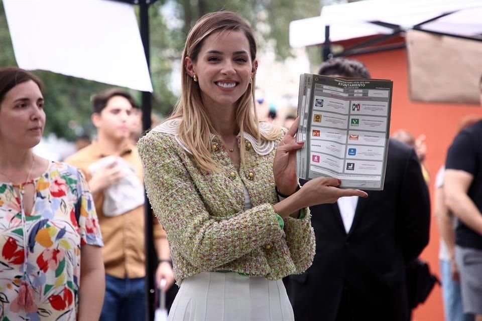 Mariana Rodríguez emitió su voto.