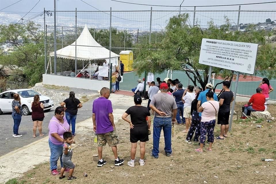 Ciudadanos acuden a emitir su voto para cumplir con la participación ciudadana durante la jornada electoral.