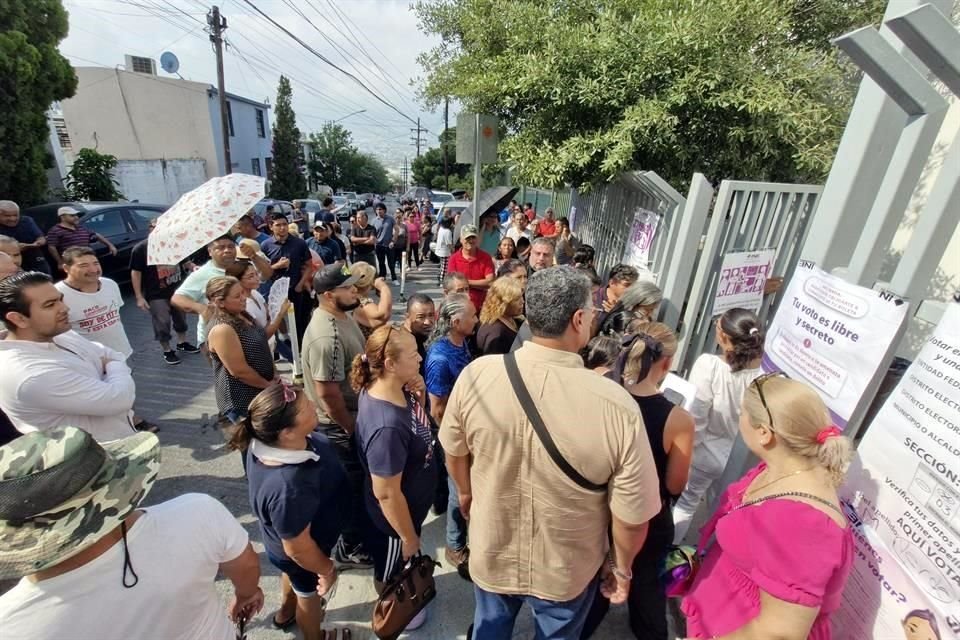 Ciudadanos acuden a emitir su voto para cumplir con la participación ciudadana durante la jornada electoral.