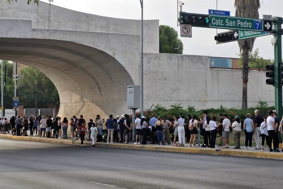 Ciudadanos acuden a emitir su voto para cumplir con la participación ciudadana durante la jornada electoral.