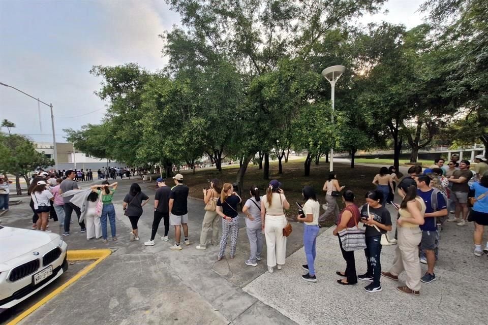 Ciudadanos acuden a emitir su voto para cumplir con la participación ciudadana durante la jornada electoral.