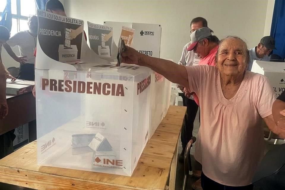 Ciudadanos acuden a emitir su voto para cumplir con la participación ciudadana durante la jornada electoral.