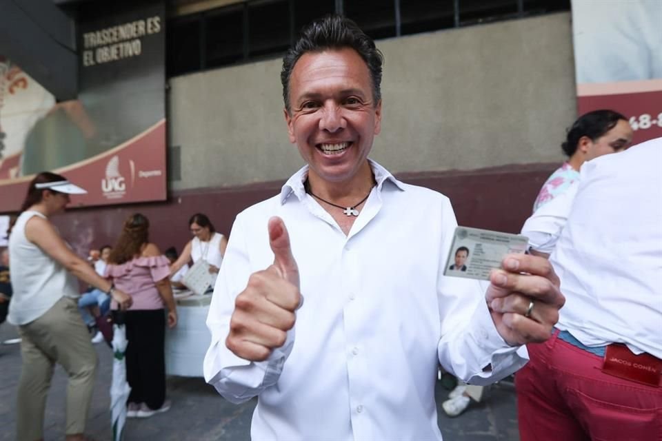 Pablo Lemus, candidato a Gobernador de Jalisco, muestra felizmente su dedo entintado después de realizar su voto.