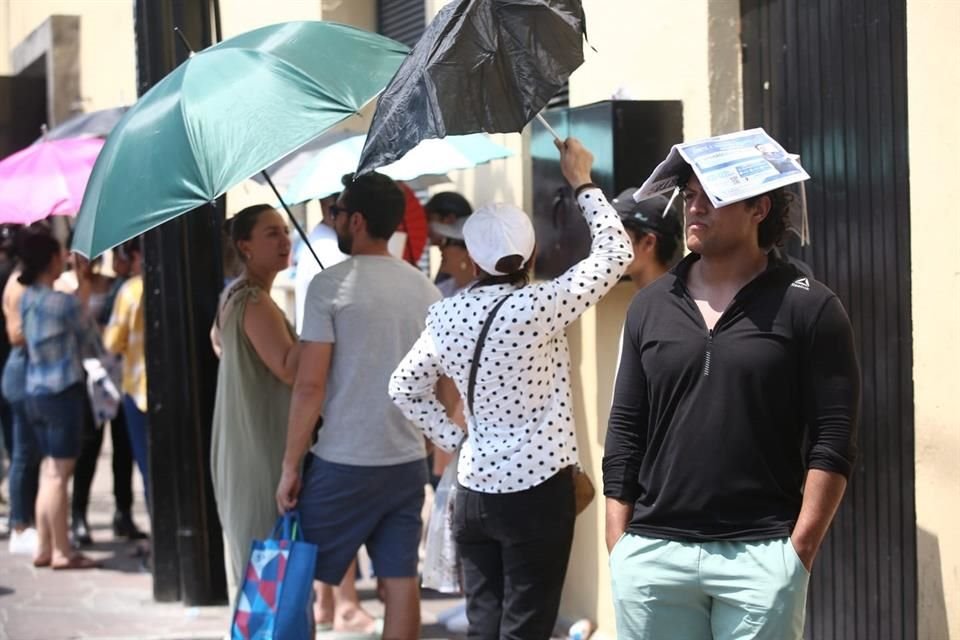 La fila de la casilla básica 3073 y especial 01 de la misma, dieron la vuelta a la calle, las personas que hacen fila se cubren del sol con sombrillas o volantes.