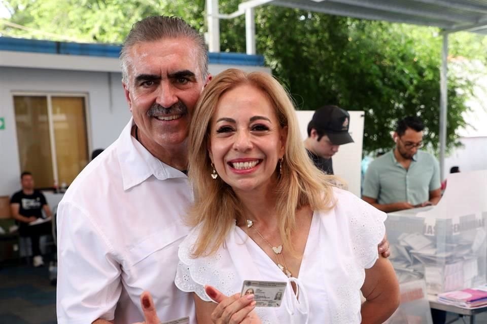 Acudieron a vota el Alcalde saliente de Apodaca, César Garza Villarreal, y su esposa, Carmen Arredondo de Garza.