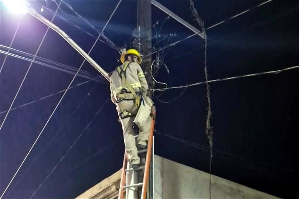 A las 21:55 horas, una cuadrilla de la Comisión Federal de Electricidad (CFE)  trabajaba en restablecer la energía eléctrica.