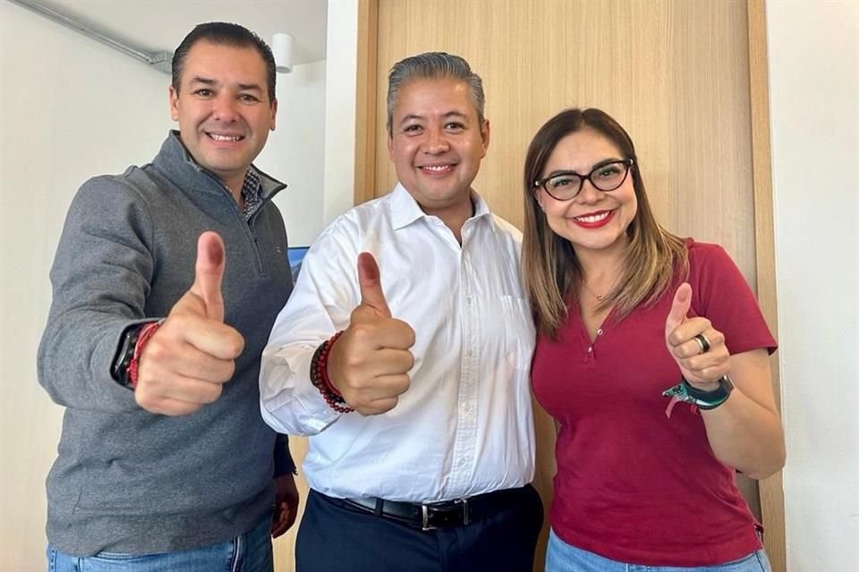 El aspirante Gustavo Mendoza acudió al Deportivo Morelos, en la Colonia Rosa Torres, a votar. 