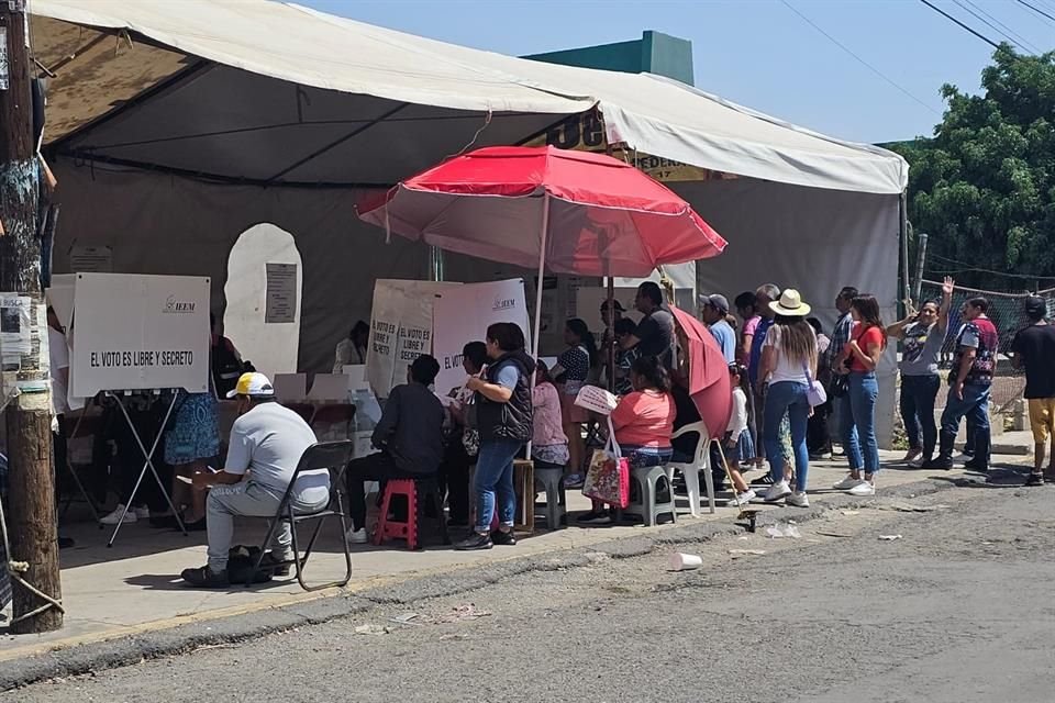 En la casilla que se instaló en el centro social, Izcalli Santa Clara, sección 1708, la gente salía de votar y se concentraba en el puesto de barbacoa.