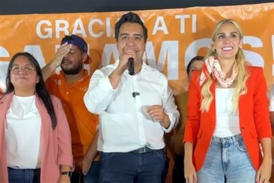 El emecista Jesús Nava realizó una transmisión en vivo los primeros minutos de hoy para proclamar su triunfo.