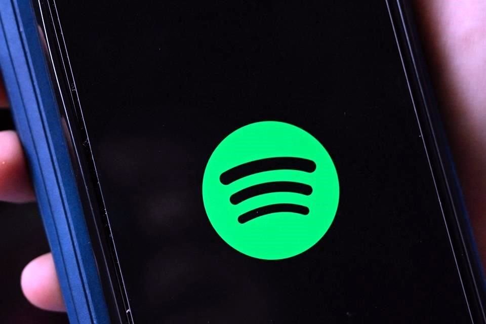 Spotify paga a los titulares de los derechos de la música en su plataforma, que generalmente comprenden una combinación de sellos discográficos, distribuidores y sociedades, que luego pagan a sus artistas de acuerdo con sus contratos. 