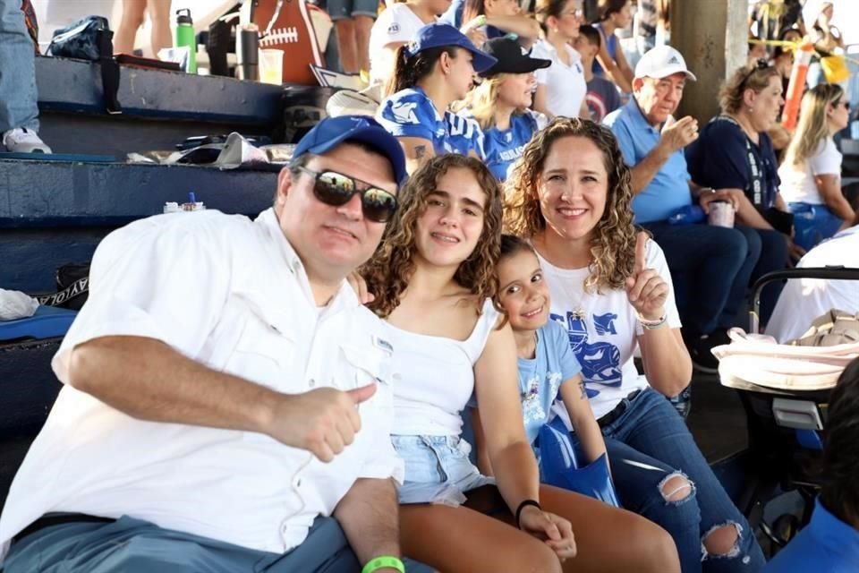 Ramón Almada, Marisa Maza, Valeria Maza y Marisa Almada