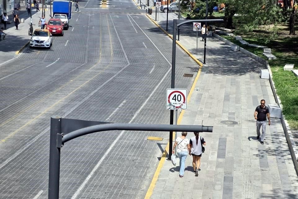 La zona permanece en penumbras por la falta de luminarias en la calle Juan I. Ramón, entre la Macroplaza y el Obelisco.