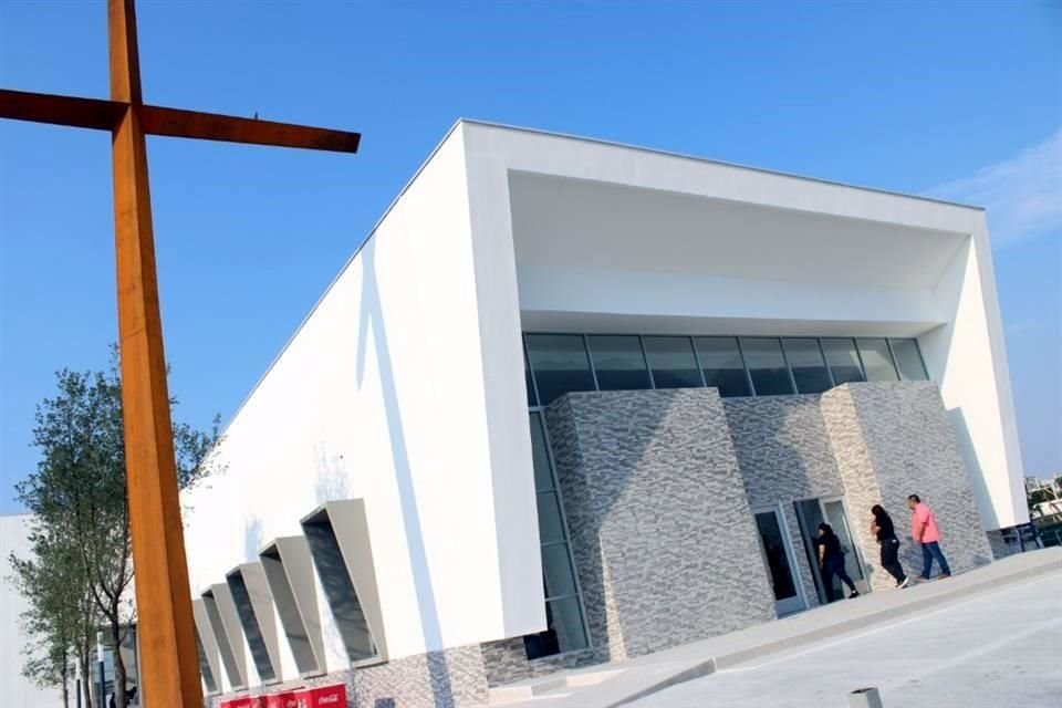 Feligreses asisten a la Erección de la Parroquia Inmaculado Corazón de María y Consagración de su Templo Parroquial, el 1 de junio, en Valle de Cumbres.