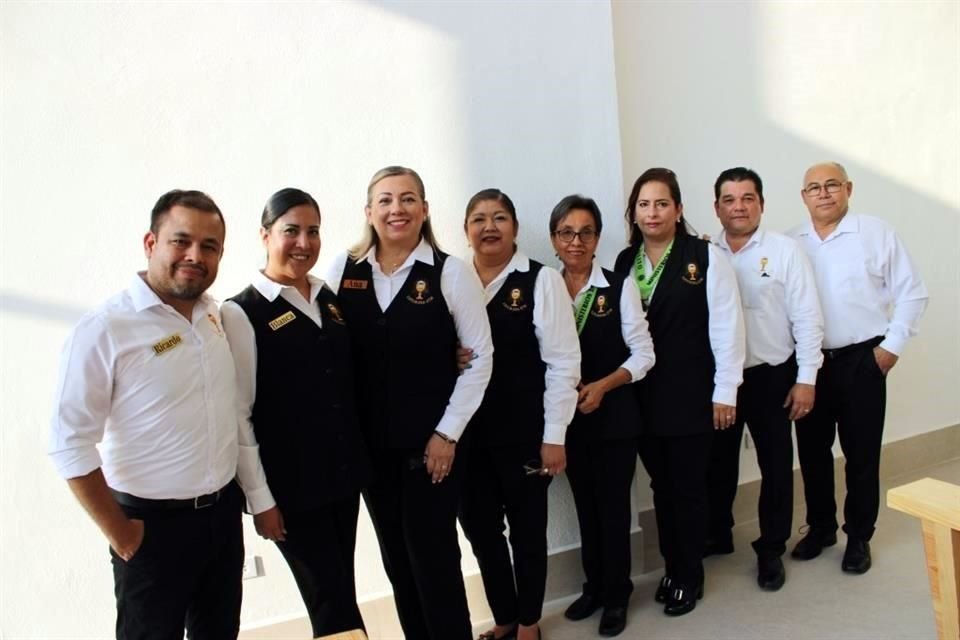 Ricardo Ozuna, Blanca Corpus, Ana de Betancourt, Nelly Moreno, Soledad Salero, Diana Martínez  y Jorge González