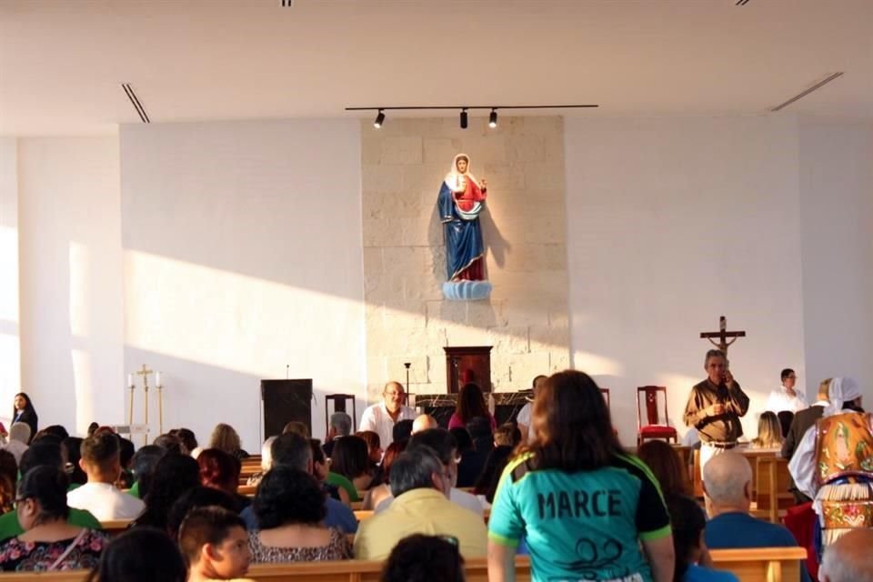 Feligreses asisten a la Erección de la Parroquia Inmaculado Corazón de María y Consagración de su Templo Parroquial, el 1 de junio, en Valle de Cumbres.