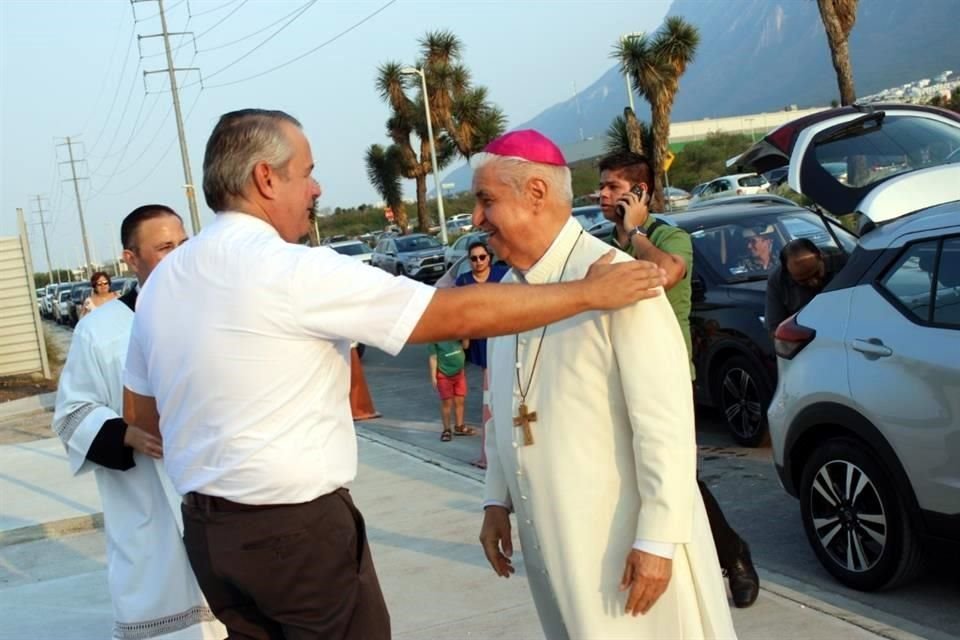 Padre Pablo Andrés Rodríguez Arévalo junto a Monseñor Rogelio Cabrera López