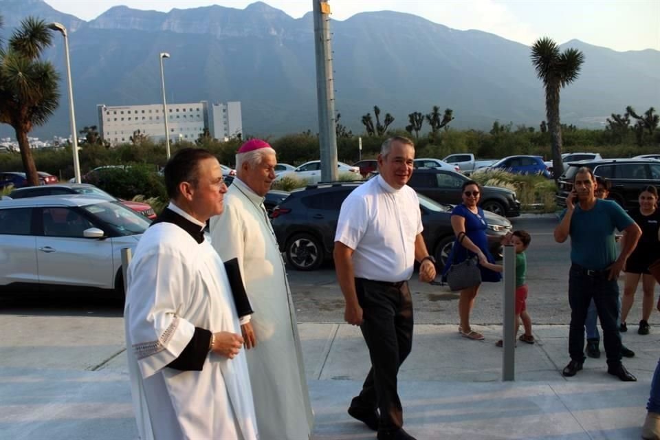 Monseñor Rogelio Cabrera López junto al Padre Pablo Andrés Rodríguez Arévalo