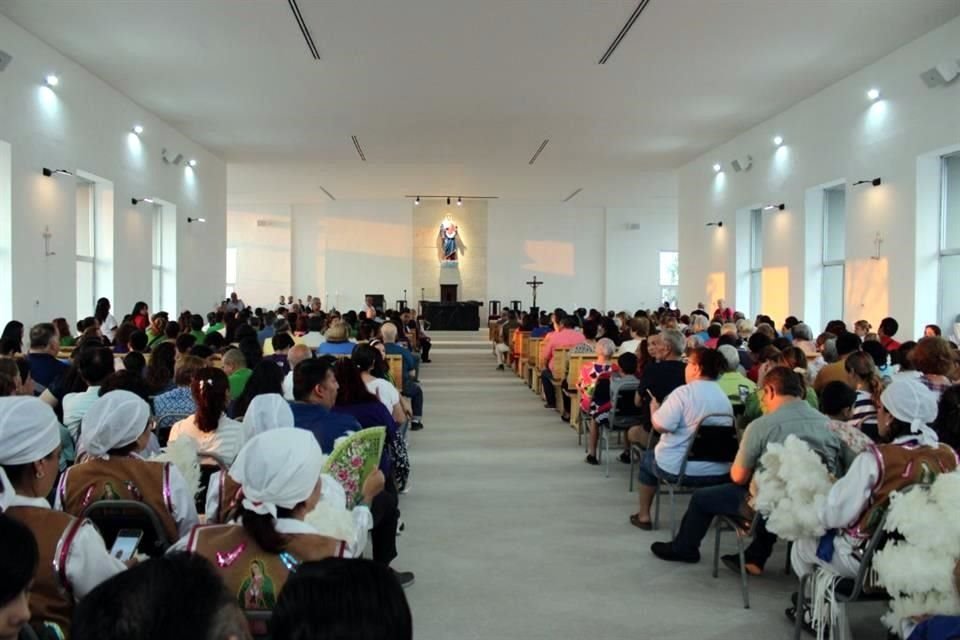 Feligreses asisten a la Erección de la Parroquia Inmaculado Corazón de María y Consagración de su Templo Parroquial, el 1 de junio, en Valle de Cumbres.