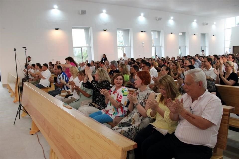 Feligreses asisten a la Erección de la Parroquia Inmaculado Corazón de María y Consagración de su Templo Parroquial, el 1 de junio, en Valle de Cumbres.