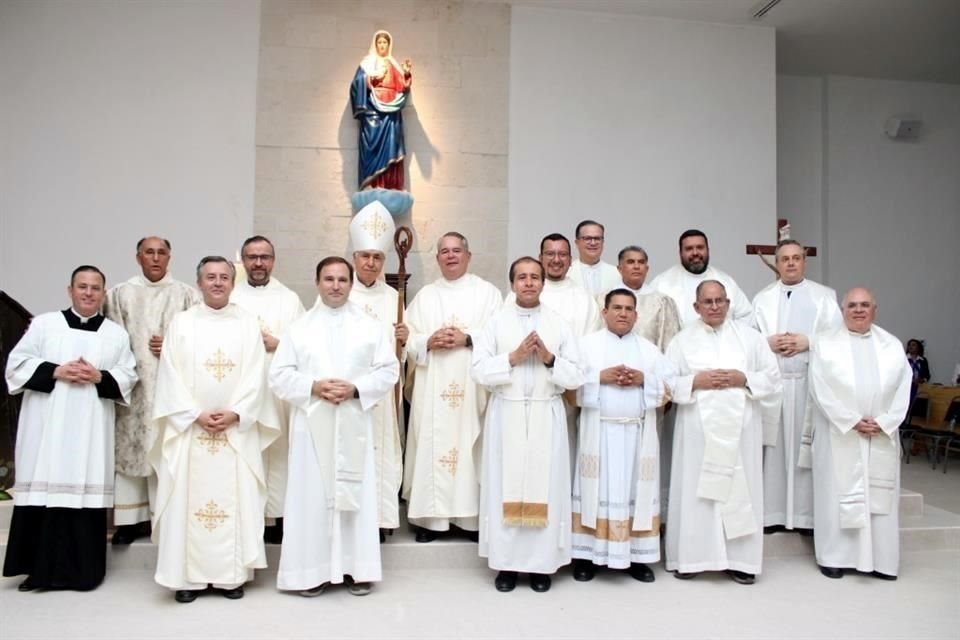 Feligreses asisten a la Erección de la Parroquia Inmaculado Corazón de María y Consagración de su Templo Parroquial, el 1 de junio, en Valle de Cumbres.