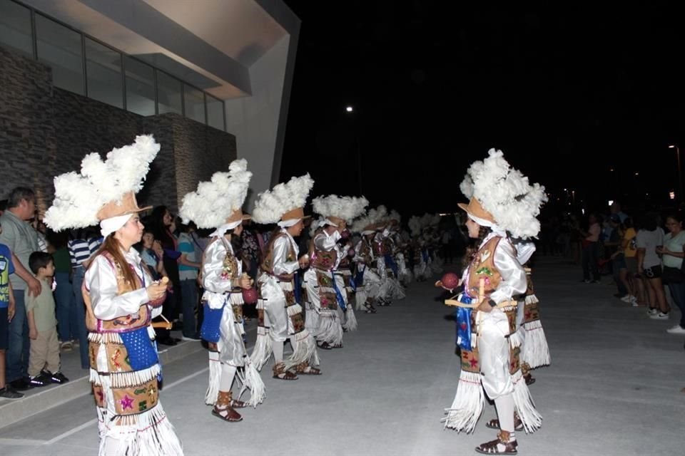 Durante la Erección de la parroquia un grupo de matlachinas se presentó ante los feligreses.