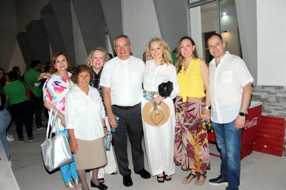 Marú Fernández, Tere Hernández, Nancy Rodríguez, Padre Pablo Andrés Rodríguez Arévalo, Nancy Guzmán, Katy Gracia y Billie Canavati