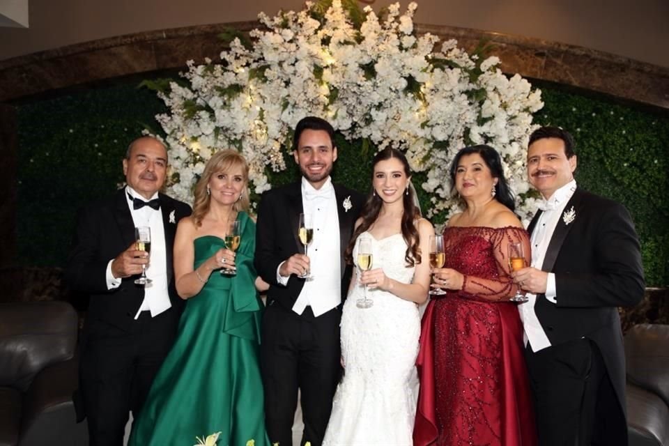 PAPÁS DE LOS NOVIOS Eduardo López Martínez, Nancy Garza de López, Eduardo López Garza, Lucero Garza González, Santa Beatriz González de Garza y Homero Garza Garza