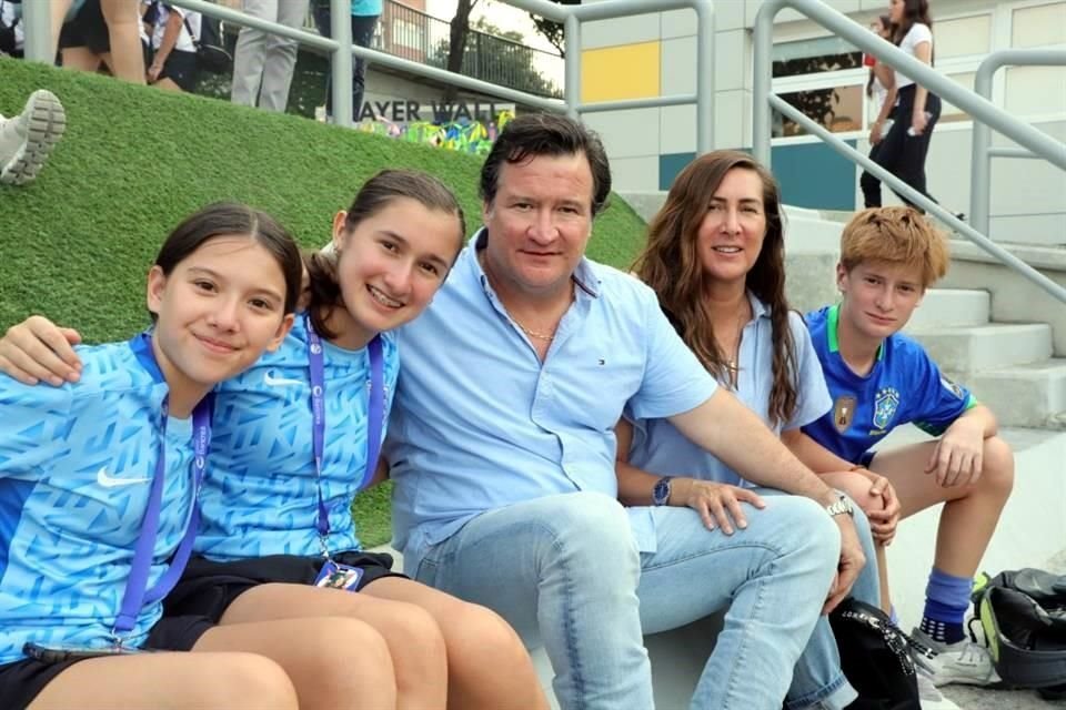 Dilana Treviño, Sofía Lozano, Eduardo Lozano, Martha Favela de Lozano y Alejandro Lozano