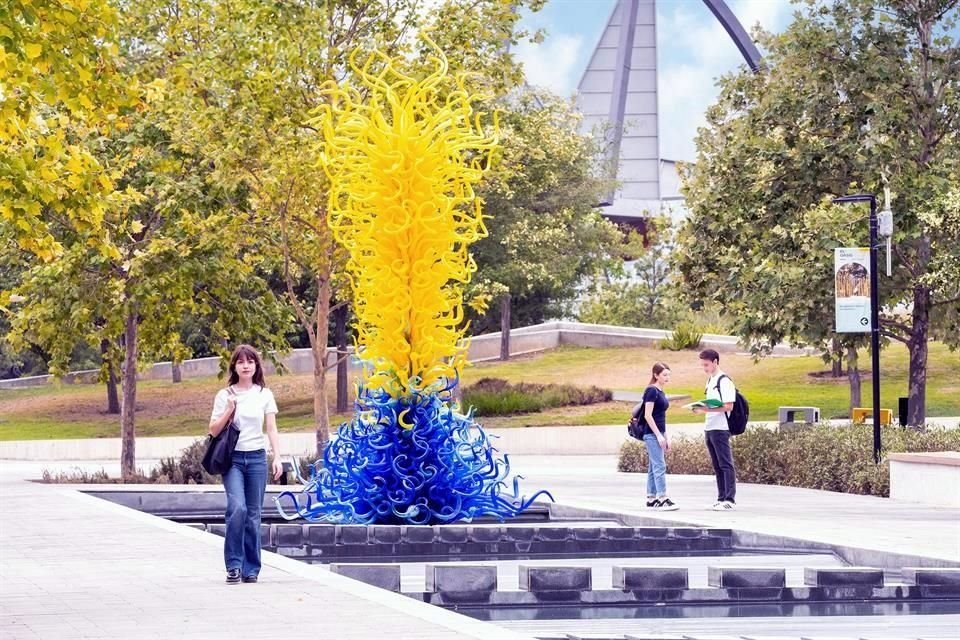 La escultura de gran formato 'Sunrise Yellow and Azure Tower' (2024) fue instalada en el centro de la fuente escalonada en los jardines de El Solar en la UDEM.